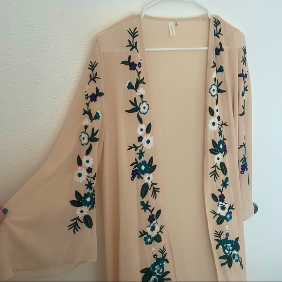 Embroidered floor length kimono - Picture 8 of 11